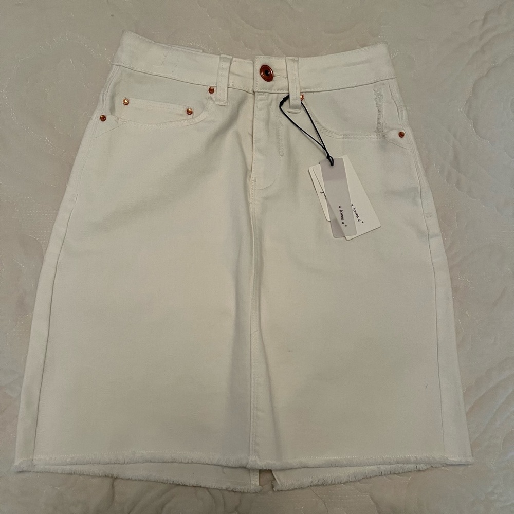 NWT 🌸A loves A She loves A💕white cut off skirt size 0